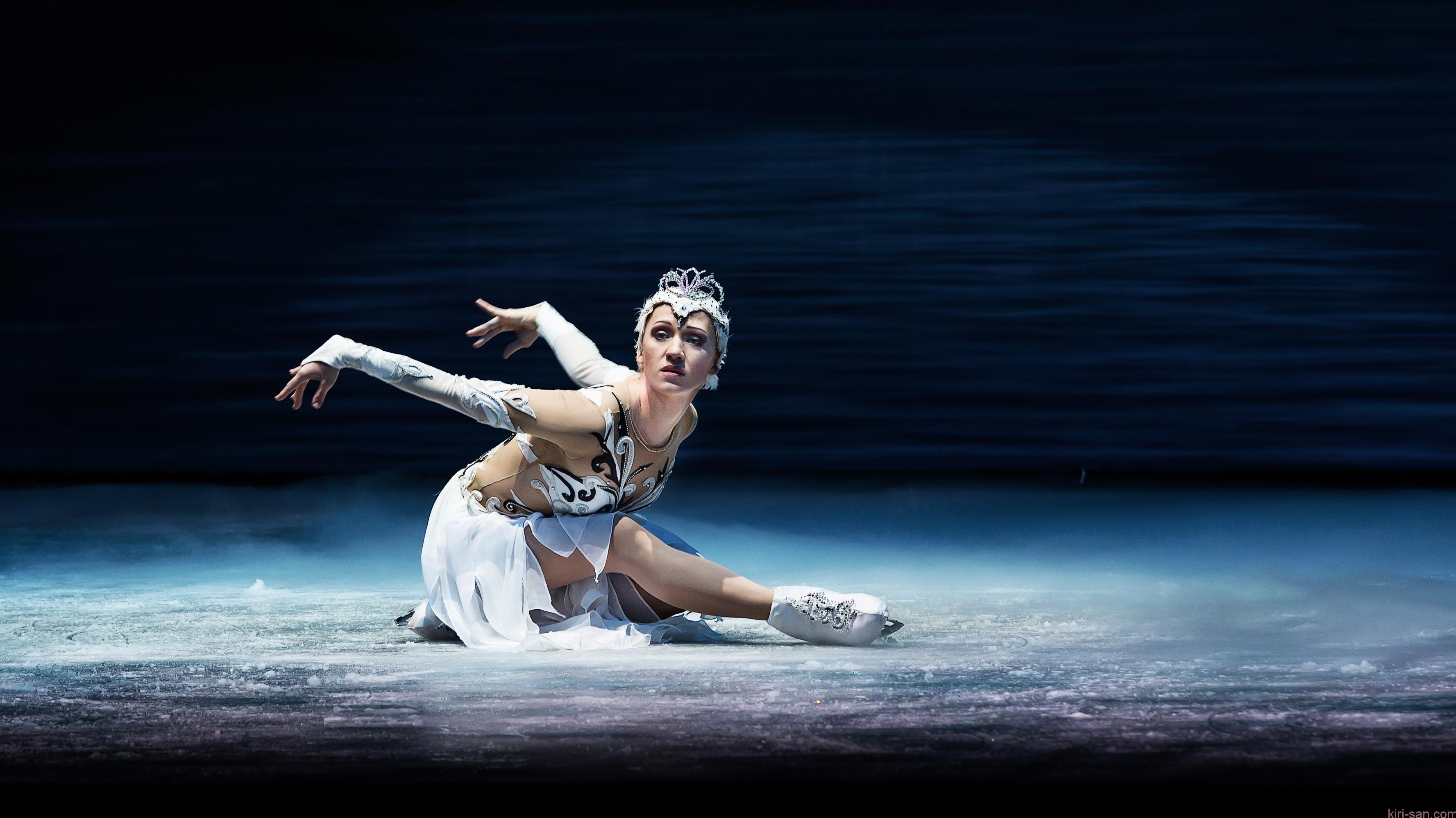 SWAN LAKE ON ICE_Olga Sharutenko as Odette